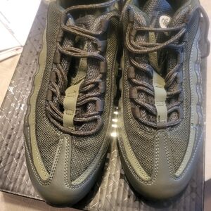 Nike Men's Olive Green Sneakers 8.5